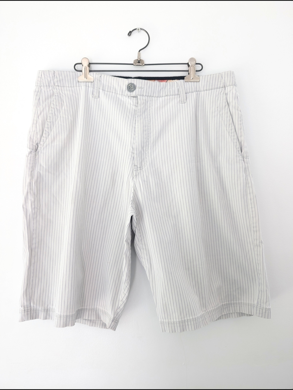 Volcom Larney Stone Men’s Pinstripe Shorts Skate Surf Streetwear Summer Size 36
